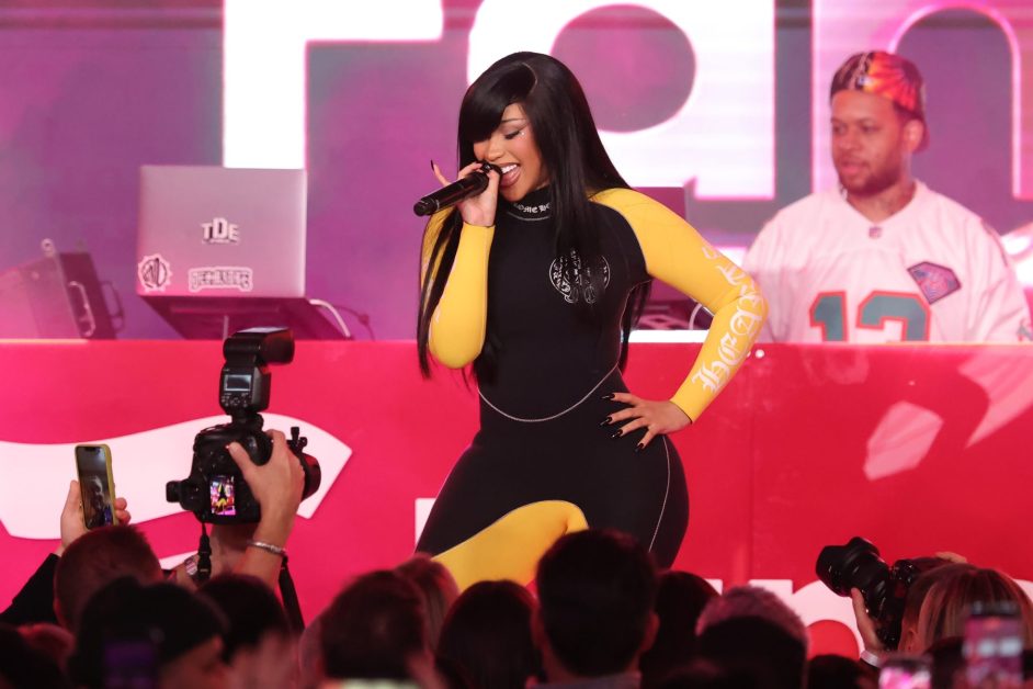 Cardi B Unleashes R Rated Twerk Fest At NJ Concert
